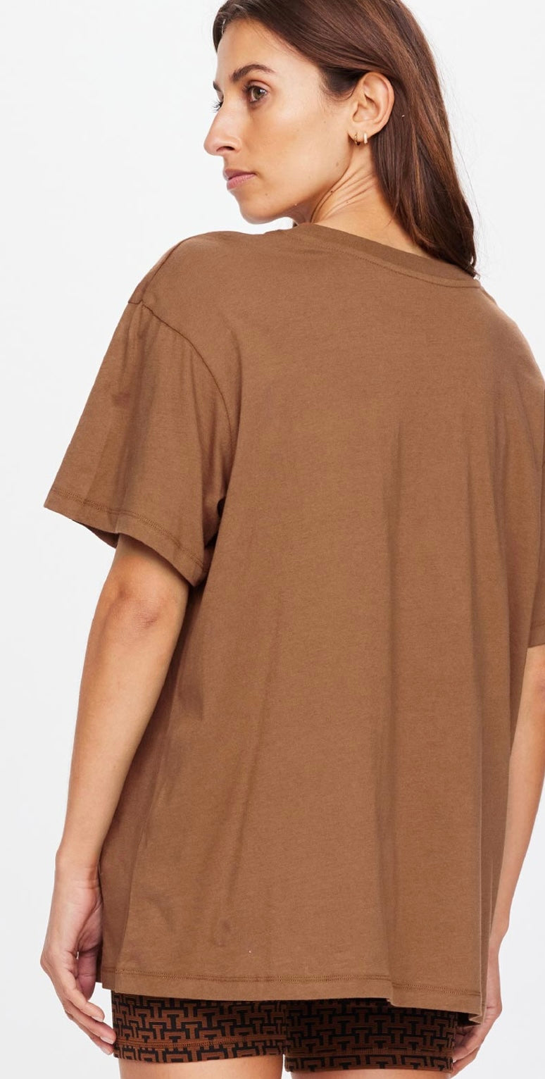 THE UPSIDE SAMMI TEE IN TOBACCO